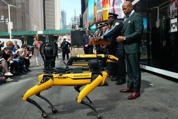 ربات چهارپا عجیبی که به پلیس نیویورک خدمت می نماید